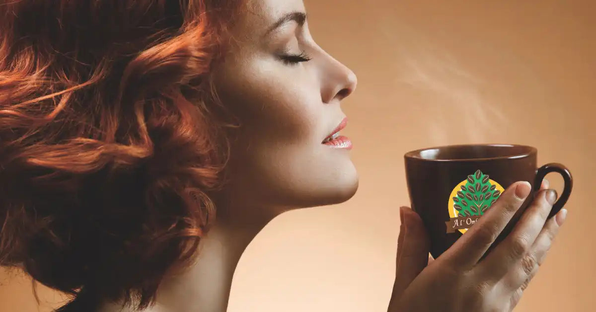 Tasse de café noir fumante.