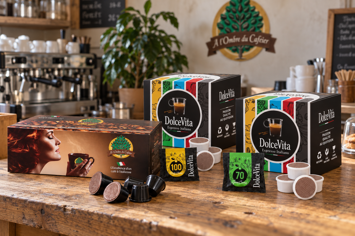 Boîtes de café Dolce Vita et À l’Ombre du Caféier accompagnées de capsules et de dosettes.