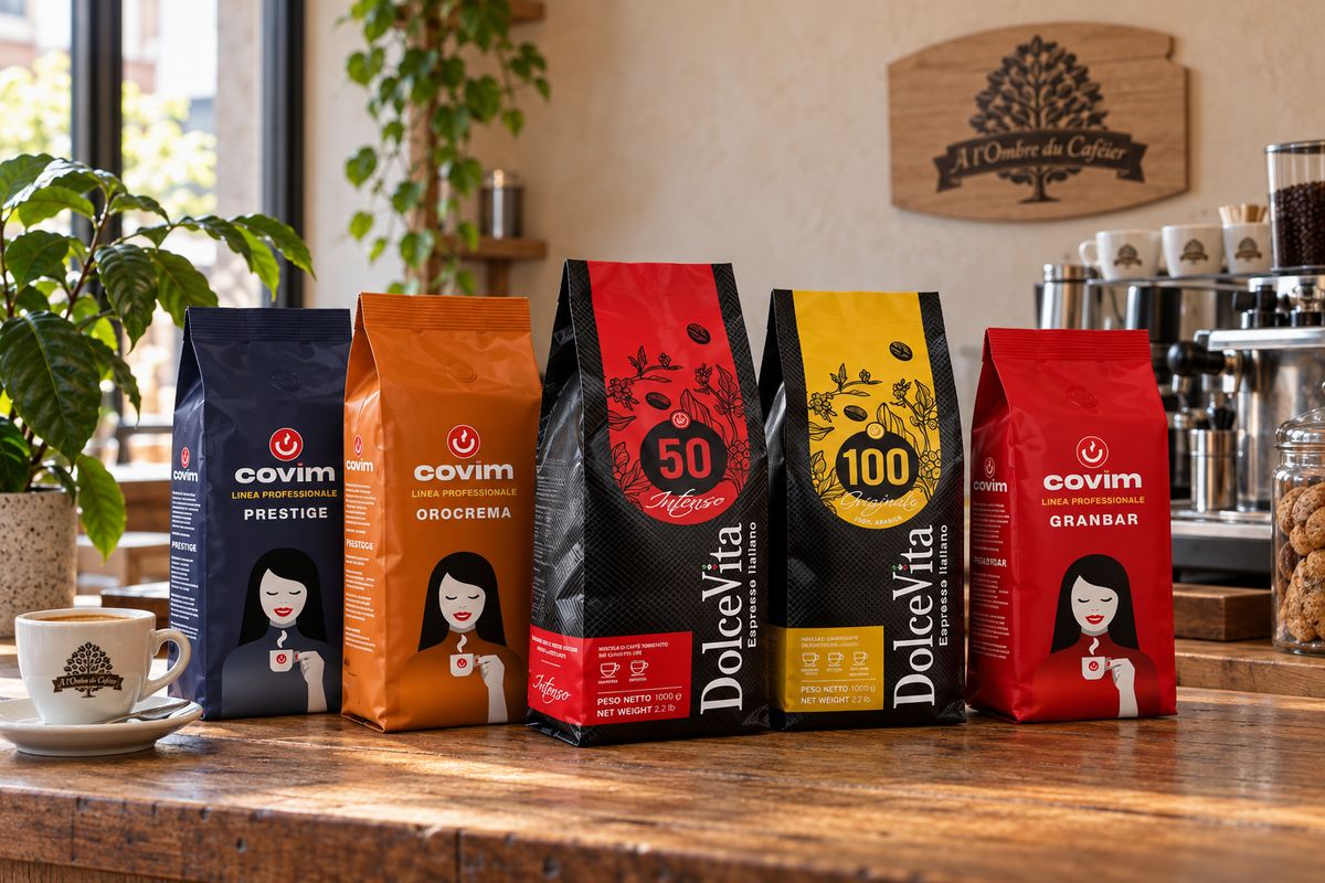 Sélection de cafés en grains Covim et Dolce Vita présentés sur un comptoir en bois.